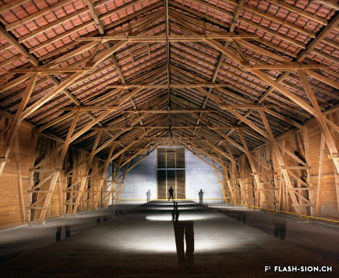 La grange de la Ferme-Asile, sans son plancher définitif, photographie en multiples expositions, 1995 © Robert Hofer