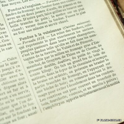 « Fondue à la valaisanne », en réalité notre raclette, selon la description de Joseph Favre dans son « Dictionnaire », collection privée Albert Mudry, 2022 © Pentamedia, Archives de la Ville de Sion