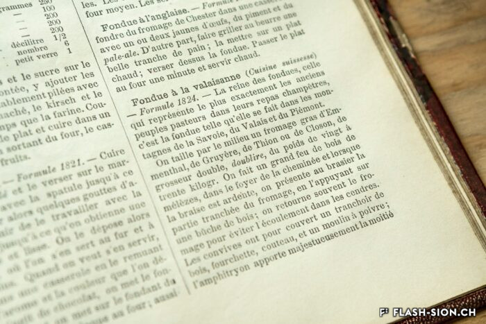 « Fondue à la valaisanne », en réalité notre raclette, selon la description de Joseph Favre dans son « Dictionnaire », collection privée Albert Mudry, 2022 © Pentamedia, Archives de la Ville de Sion