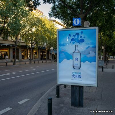 En 2013, la Ville de Sion (EaudeSion) réalise sa première carafe en verre réutilisable, affiche pour la carafe d’eau avec le nouveau logo de la ville, 2019 © Claude Coeudevez, Archives de la Ville de Sion