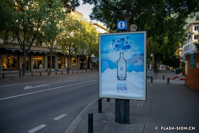 En 2013, la Ville de Sion (EaudeSion) réalise sa première carafe en verre réutilisable, affiche pour la carafe d’eau avec le nouveau logo de la ville, 2019 © Claude Coeudevez, Archives de la Ville de Sion