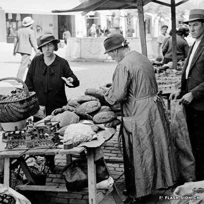 Etal de pain au marché sur le Grand-Pont, vers 1933 © Raymond Schmid, Bourgeoisie de Sion, Médiathèque Valais – Martigny