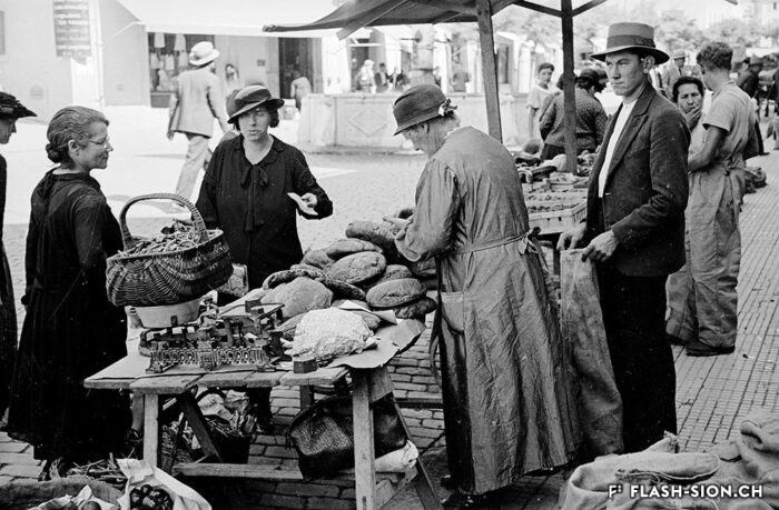 Etal de pain au marché sur le Grand-Pont, vers 1933 © Raymond Schmid, Bourgeoisie de Sion, Médiathèque Valais – Martigny