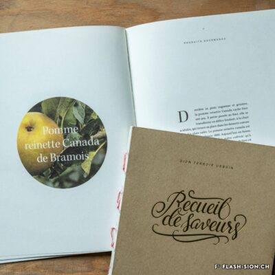 Dans le Recueil de Saveurs édité par Sion-terroir urbain en 2014, les sept chefs sédunois notés au Gault&Millau signent une recette, 2022 © Pentamedia, Archives de la Ville de Sion