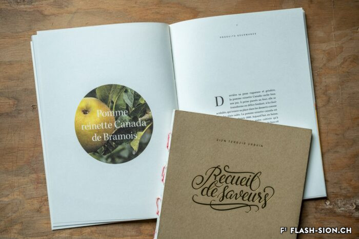 Dans le Recueil de Saveurs édité par Sion-terroir urbain en 2014, les sept chefs sédunois notés au Gault&Millau signent une recette, 2022 © Pentamedia, Archives de la Ville de Sion