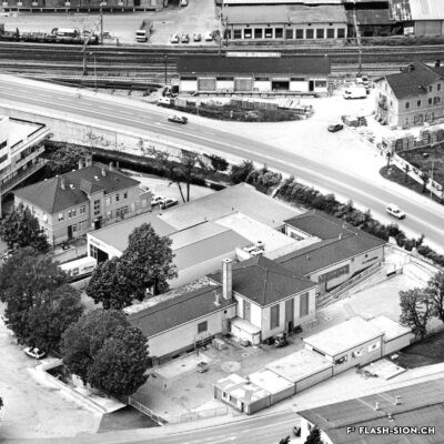 Vue aérienne des abattoirs à la rue de l’Industrie, 1988 © B. Dubuis, Archives de la Ville de Sion
