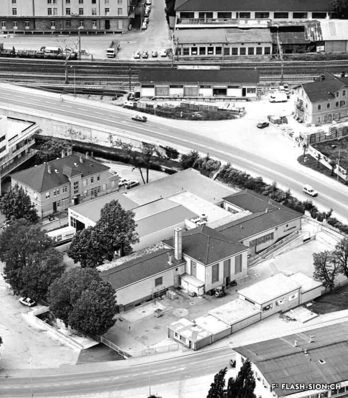 Vue aérienne des abattoirs à la rue de l’Industrie, 1988 © B. Dubuis, Archives de la Ville de Sion