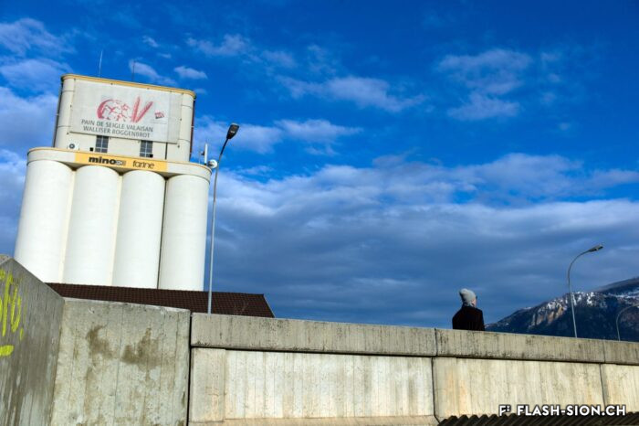 Banderole publicitaire pour le pain de seigle AOC affichée sur les silos du Moulin de Sion, 2012 © Claude Coeudevez, Archives de la Ville de Sion