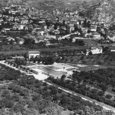 La piscine lors de son inauguration en 1954, Archives de la Ville de Sion, fonds Léon Imhoff