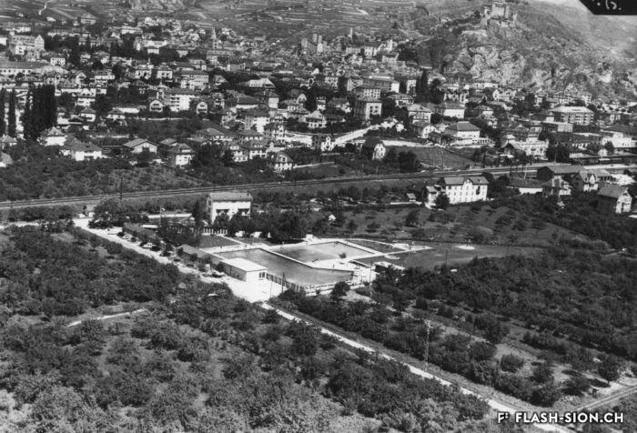 La piscine lors de son inauguration en 1954, Archives de la Ville de Sion, fonds Léon Imhoff