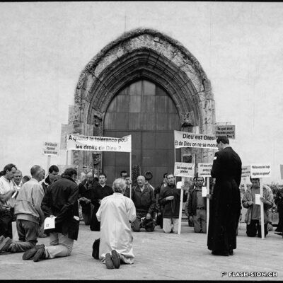Contre-manifestation devant la Cathédrale lors de la Pride le 7 juillet 2001 © Bernard Dubuis, Enquête photographique en Valais, Médiathèque Valais – Martigny