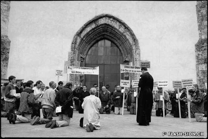 Contre-manifestation devant la Cathédrale lors de la Pride le 7 juillet 2001 © Bernard Dubuis, Enquête photographique en Valais, Médiathèque Valais – Martigny