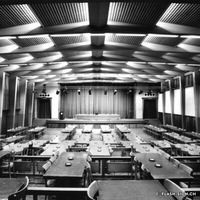 Salle de la Matze avec disposition pour une assemblée, 1988 © Bernard Dubuis, Archives de la Ville de Sion