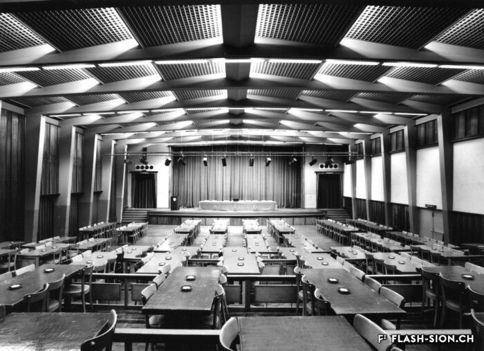 Salle de la Matze avec disposition pour une assemblée, 1988 © Bernard Dubuis, Archives de la Ville de Sion