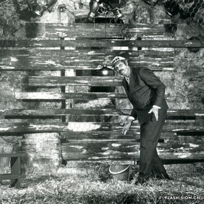 Jean-Luc Bideau lors de la pièce « Stratégie pour deux jambons » jouée du 5 au 7 juin 1980 au Petithéâtre, Archives de la Ville de Sion, fonds du Petithéâtre