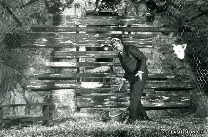 Jean-Luc Bideau lors de la pièce « Stratégie pour deux jambons » jouée du 5 au 7 juin 1980 au Petithéâtre, Archives de la Ville de Sion, fonds du Petithéâtre