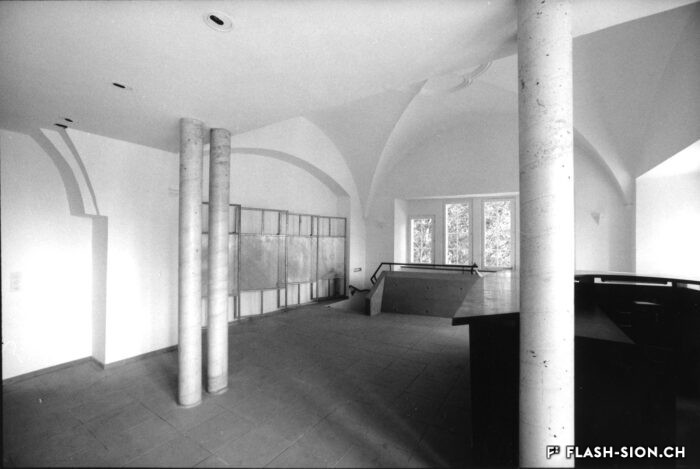 Le « nouveau » foyer du Petithéâtre, au numéro 9 de la rue du Vieux-Collège, au moment de son inauguration en 1990 © Gilbert Vogt, Archives de la Ville de Sion, fonds du Petithéâtre