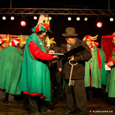 Le président de la Ville, Marcel Maurer, remet les clés de la cité au comité du Carnaval, 2016 © Claude Coeudevez, Archives de la Ville de Sion