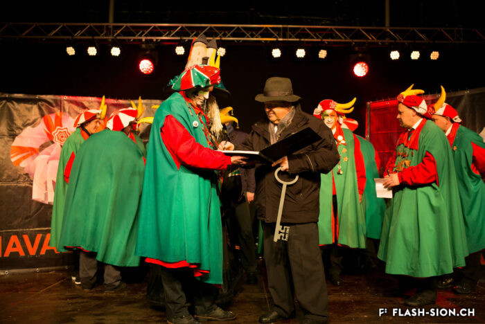 Le président de la Ville, Marcel Maurer, remet les clés de la cité au comité du Carnaval, 2016 © Claude Coeudevez, Archives de la Ville de Sion