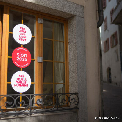 Stickers de soutien aux JO 2026 qui se veulent à taille humaine, 2018 © Claude Coeudevez, Archives de la Ville de Sion
