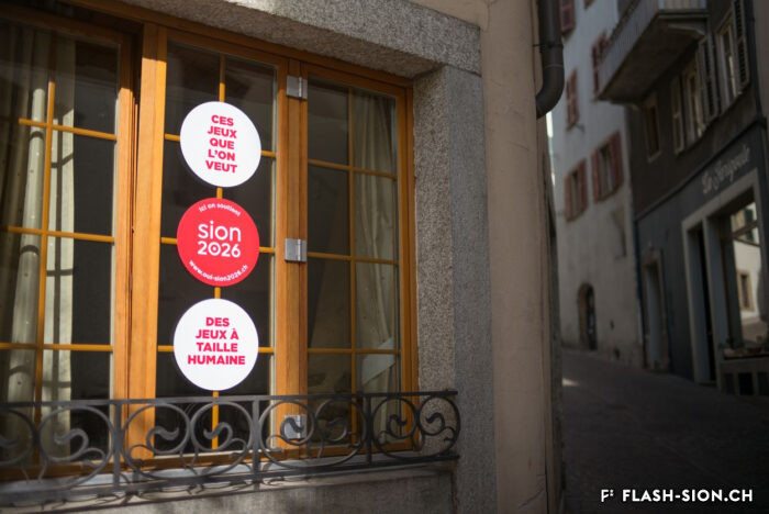Stickers de soutien aux JO 2026 qui se veulent à taille humaine, 2018 © Claude Coeudevez, Archives de la Ville de Sion