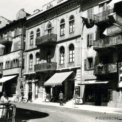 Carrefour rue de Lausanne- Grand-Pont, ancienne route cantonale, avec le Casino, vers 1960, Archives de la Ville de Sion