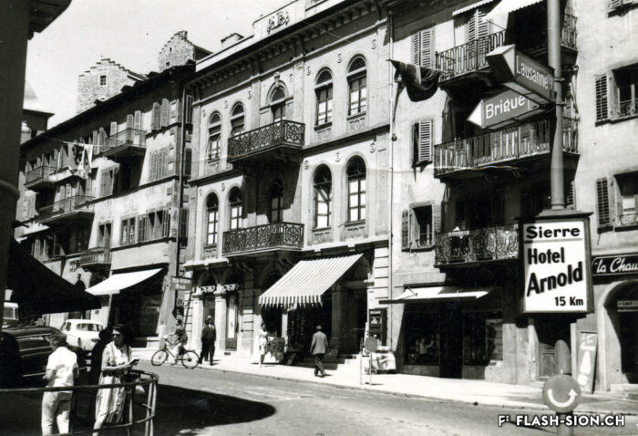 Carrefour rue de Lausanne- Grand-Pont, ancienne route cantonale, avec le Casino, vers 1960, Archives de la Ville de Sion