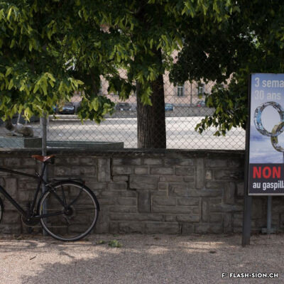 Affiche pour la campagne des opposants aux JO 2026, 2018 © Claude Coeudevez, Archives de la Ville de Sion