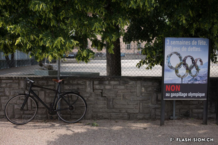 Affiche pour la campagne des opposants aux JO 2026, 2018 © Claude Coeudevez, Archives de la Ville de Sion
