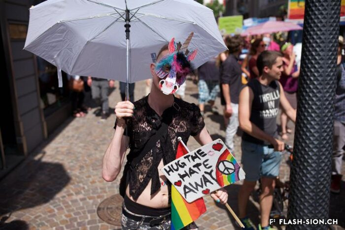 Le Valais se montre plus ouvert et les opposants se font plus discrets lors de la Pride Valais/Wallis 2015 © Claude Coeudevez, Archives de la Ville de Sion