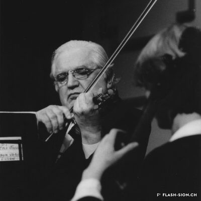 Maître Tibor Varga jouant du violon, n.d., Archives de la Ville de Sion