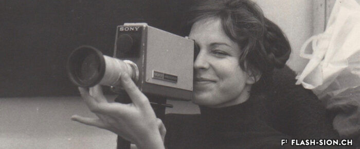 Carole Roussopoulos, née de Kalbermatten, sur le tournage de « Sois belle est tais-toi », 1975-1976 © Famille Roussopoulos & Seyrig - Centre audiovisuel Simone de Beauvoir