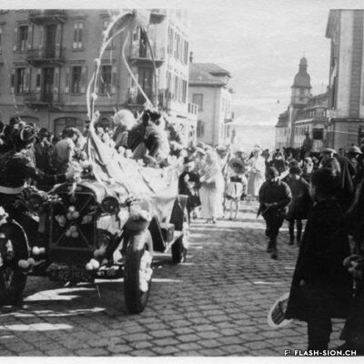 Char du carnaval sur la place du Midi, 1928 © E. Mussler, Archives de la Ville de Sion