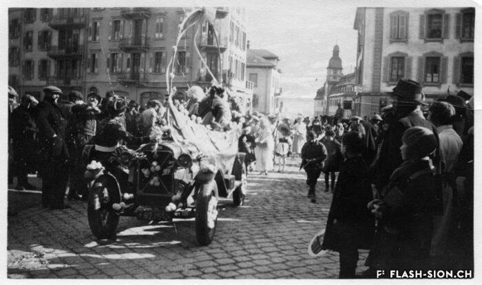Char du carnaval sur la place du Midi, 1928 © E. Mussler, Archives de la Ville de Sion