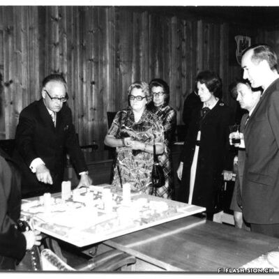 Présentation de la maquette pour le village olympique à Vissigen lors de la candidature aux Jeux Olympiques 1968, n.d. © Emil Egger, Archives de la Ville de Sion