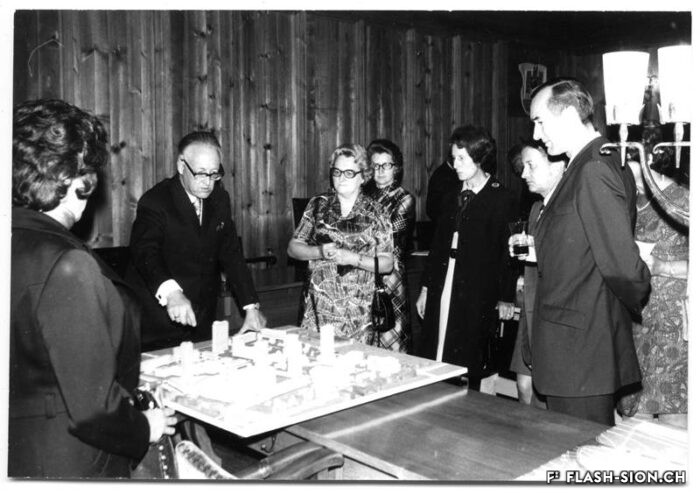 Présentation de la maquette pour le village olympique à Vissigen lors de la candidature aux Jeux Olympiques 1968, n.d. © Emil Egger, Archives de la Ville de Sion