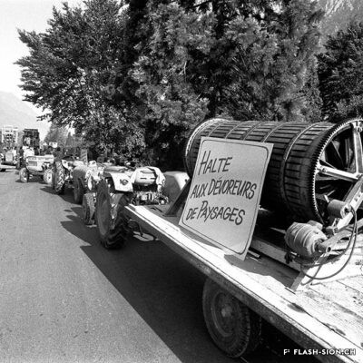 Manifestations « anti-autoroute » à la pépinière de l'Etat, Martigny, 1977 © Philippe Schmid, Médiathèque Valais - Martigny