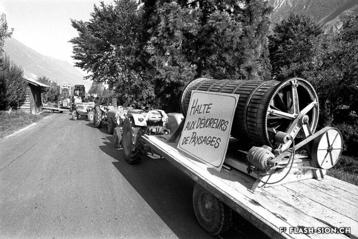 Manifestations « anti-autoroute » à la pépinière de l'Etat, Martigny, 1977 © Philippe Schmid, Médiathèque Valais - Martigny