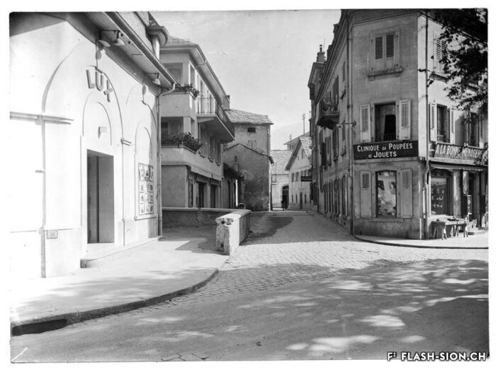 Durant la jeunesse de Carole à Sion, le cinéma reste encore non autorisé aux jeunes de moins de 18 ans. Ancien Cinéma LUX (1927-1992), rue des Remparts, vers 1950, Archives de la Ville de Sion