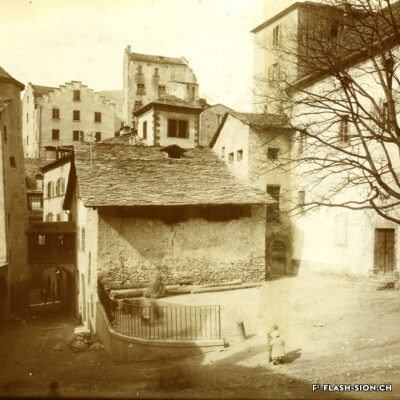 La rue du Vieux-Collège. À droite, l’ancienne Petite Chancellerie et ancien local d’archives notamment, non daté, 1900 environ, Archives de la Ville de Sion