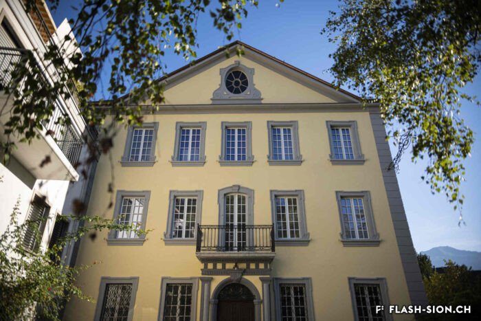 La maison de Kalbermatten à la rue de Lausanne, aussi connue sous le nom de la Préfecture, la maison d’enfance de Carole à Sion, 2023 © Pentamedia, Archives de la Ville de Sion