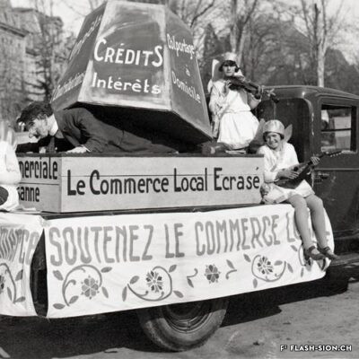 Char de carnaval promouvant le soutien au commerce local, 1930, provenance Fernand Lamon, reproduction Archives de la Ville de Sion