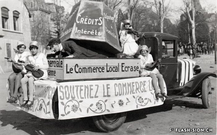 Char de carnaval promouvant le soutien au commerce local, 1930, provenance Fernand Lamon, reproduction Archives de la Ville de Sion