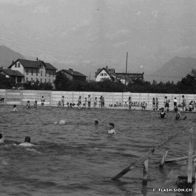 La piscine après la création d’une petite plage, vers 1928-1933, Archives de la Ville de Sion