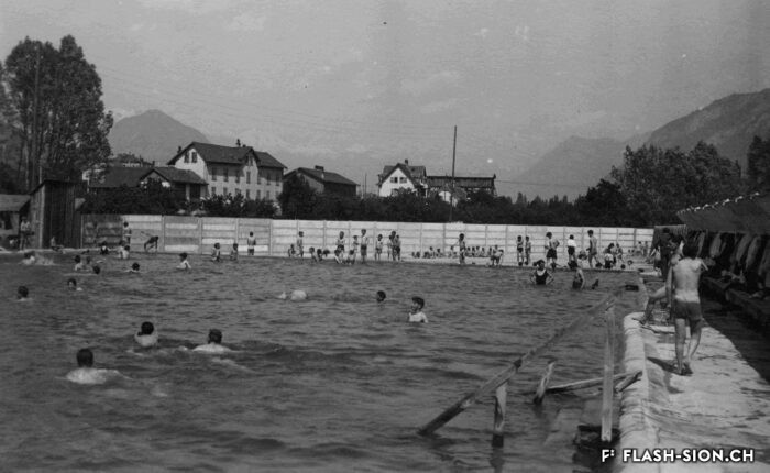 La piscine après la création d’une petite plage, vers 1928-1933, Archives de la Ville de Sion