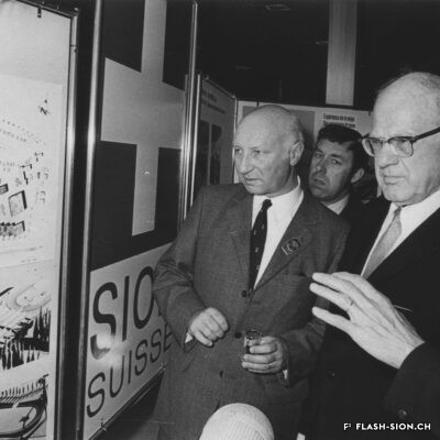 Raymond Gafner, président du Comité Olympique Suisse et à sa gauche, Avery Brundage, président du Comité International Olympique, examinant la candidature de Sion aux Jeux Olympiques 1976, n.d., Archives de la Ville de Sion