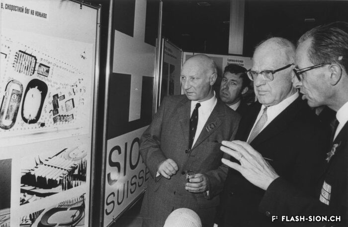 Raymond Gafner, président du Comité Olympique Suisse et à sa gauche, Avery Brundage, président du Comité International Olympique, examinant la candidature de Sion aux Jeux Olympiques 1976, n.d., Archives de la Ville de Sion
