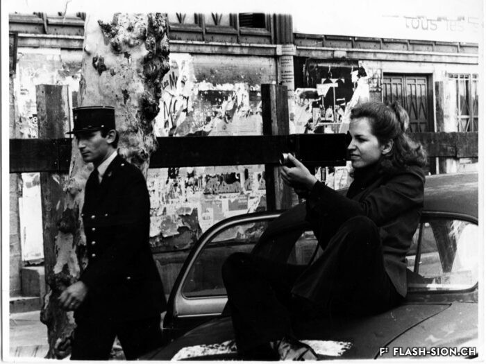 Carole Roussopulos, tournage en rue, non daté © Famille Roussopoulos - Centre Audiovisuel Simone de Beauvoir