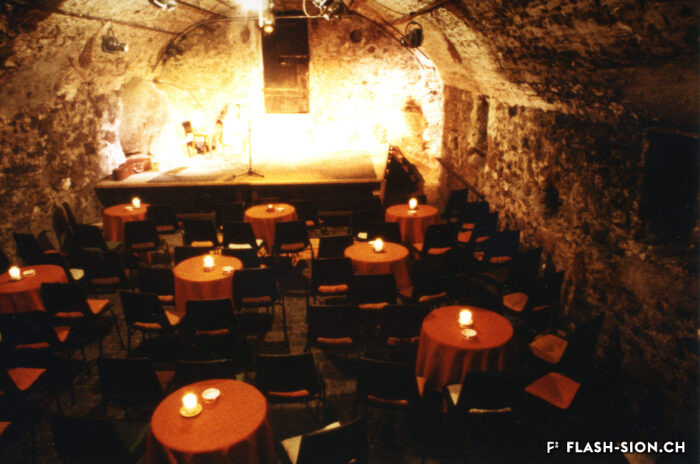 La première salle du Petithéâtre dans la cave du Dr Jacques-Arnold de Kalbermatten, Archives de la Ville de Sion, fonds du Petithéâtre