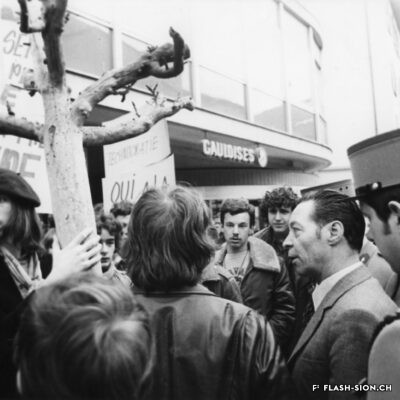 Porteur de la Matze devant l’ancien magasin Kuchler, manifestation non-autorisée du Comité valaisan contre le suréquipement, 25 février 1978, archives privées